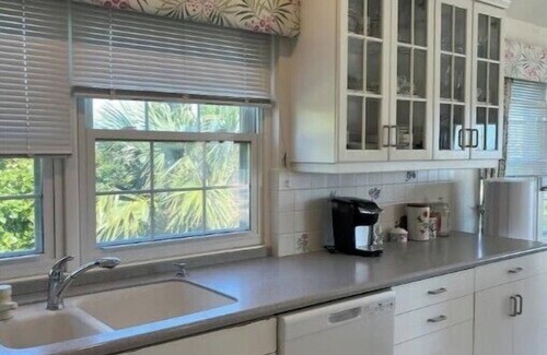 Pembroke Casa | Stunning views, large pool, close to Hamiltonn