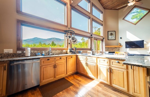 Wilmington Casa | Lookout Mountain Chalet: Lujo, Jacuzzi, Se admiten perros, 1. 9 millas de Whiteface, Vistas a la montaña, capacidad para 12 personas, sauna y chimenea