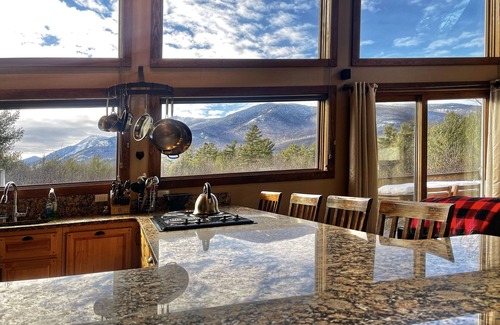 Wilmington Casa | Lookout Mountain Chalet: Lujo, Jacuzzi, Se admiten perros, 1. 9 millas de Whiteface, Vistas a la montaña, capacidad para 12 personas, sauna y chimenea