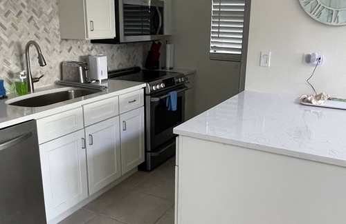 Bolongo Bay Condominio | Stunning Views, Newly Remodeled, Steps from the Pools & minutes walking to beach
