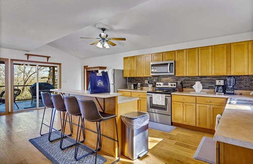 Blue Eye Casa | Labor Day Open-Stunning Views-Path to Lake-Free Daily Attraction Tickets-20 Min to Branson