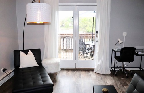 Yorkville Casa | STUNNING VIEWS | Riverfront Townhome in Downtown Yorkville