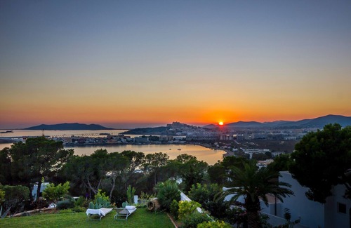Cap Martinet Villa | Impresionante villa cerca de la ciudad de Ibiza con vistas panorámicas al mar y al atardecer
