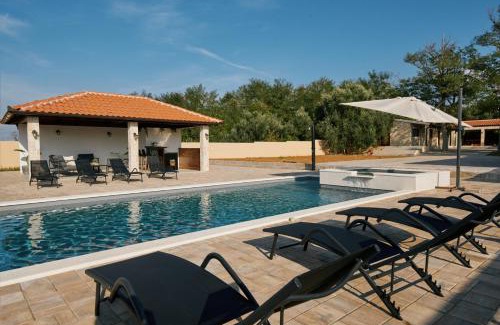 Privlaka Villa | Stunning Villa for 10 people with large heated pool-50m2, jacuzzi and gym - by TA Leut Agency