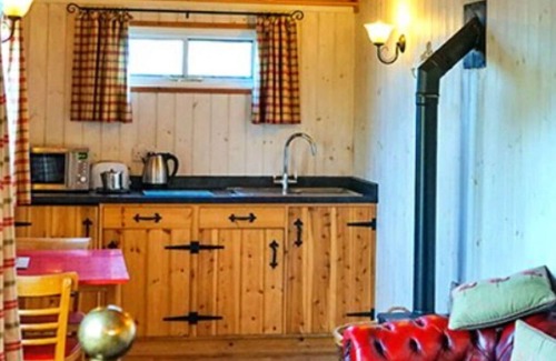 Coalbrookdale Casa | Stunning villa for 2 guests with WIFI, pets allowed and parking