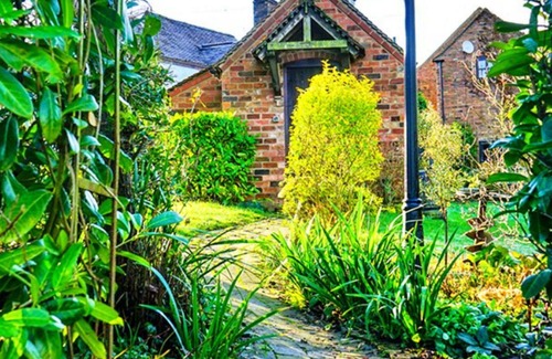 Coalbrookdale Casa | Stunning villa for 2 guests with WIFI, pets allowed and parking
