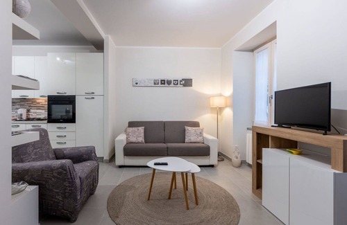 Mergozzo Casa | Preciosa casa de vacaciones con WIFI, TV, balcón, mascotas permitida y aparcamiento