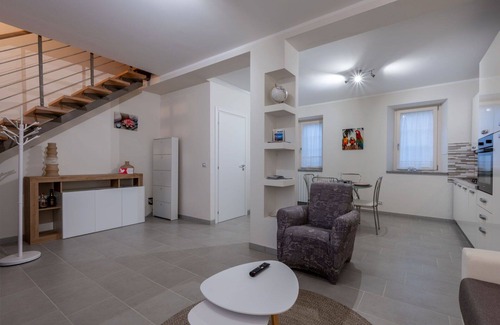 Mergozzo Casa | Preciosa casa de vacaciones con WIFI, TV, balcón, mascotas permitida y aparcamiento