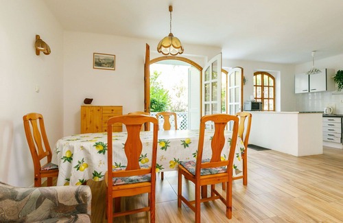 Siofok-Sosto Casa | Maravillosa casa de vacaciones para 7 personas con TV, terraza, mascotas permitida y aparcamiento