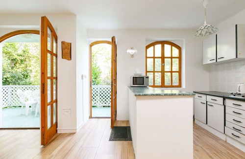 Siofok-Sosto Casa | Maravillosa casa de vacaciones para 7 personas con TV, terraza, mascotas permitida y aparcamiento