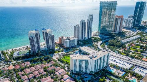 Sunny Isles Beach Apartamento | Stunning Water Views 1BR Condo with Pool and Tennis Court