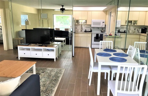 Coral Ridge Apartamento | STUNNING WATERFRONT 2 BEDROOM BEAUTY. CLOSE TO EVERYTHING.