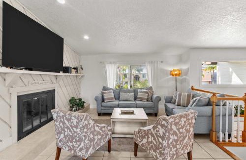 Indian Rocks Beach Casa | Stunning Waterfront Pool Home Walk to Beach & Restaurants Large Private Pool