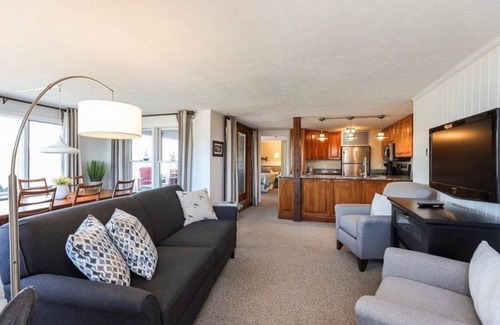Kennebunk Condominio | Stunning Waterfront Condo with deck, Walk to Shops and Restaurants