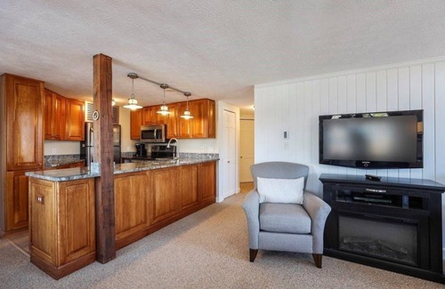 Kennebunk Condominio | Stunning Waterfront Condo with deck, Walk to Shops and Restaurants