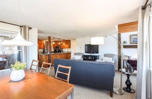 Kennebunk Condominio | Stunning Waterfront Condo with deck, Walk to Shops and Restaurants