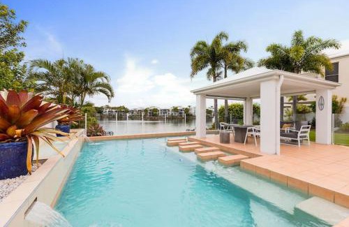 Twin Waters Casa | Stunning Waterfront Coastal Retreat, sleeps 13