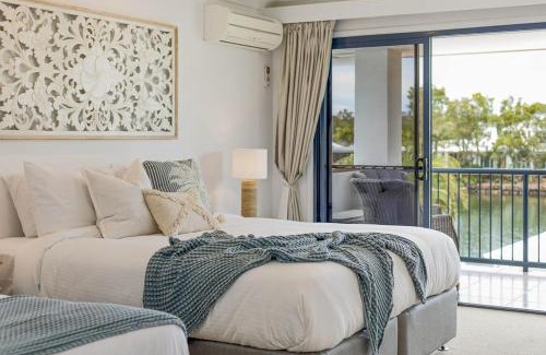 Twin Waters Casa | Stunning Waterfront Coastal Retreat, sleeps 13