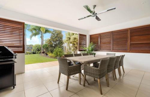 Twin Waters Casa | Stunning Waterfront Coastal Retreat, sleeps 13