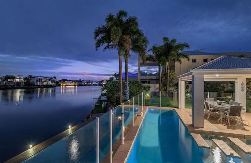 Twin Waters Casa | Stunning Waterfront Coastal Retreat, sleeps 13