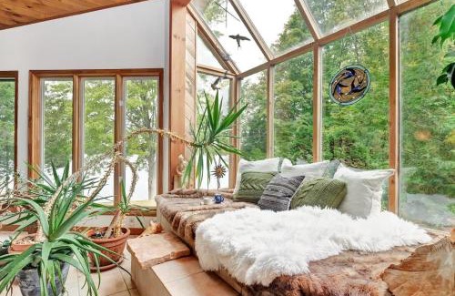 Leeds and the Thousand Islands Casa | Stunning waterfront escape with European flair