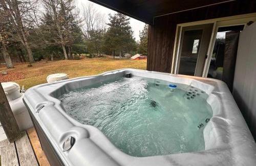 Leeds and the Thousand Islands Casa | Stunning waterfront escape with European flair