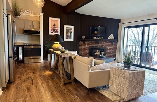 Lake Geneva Condominio | Stunning Waterfront views & cozy fireplace on the shores of Lake Como. King bed.