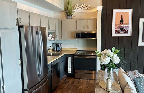 Lake Geneva Condominio | Stunning Waterfront views & cozy fireplace on the shores of Lake Como. King bed.