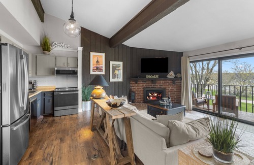 Lake Geneva Condominio | Stunning Waterfront views & cozy fireplace on the shores of Lake Como. King bed.