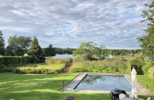 Sag Harbor Casa | Impresionante casa frente al mar con piscina, muelle y acres de tierra