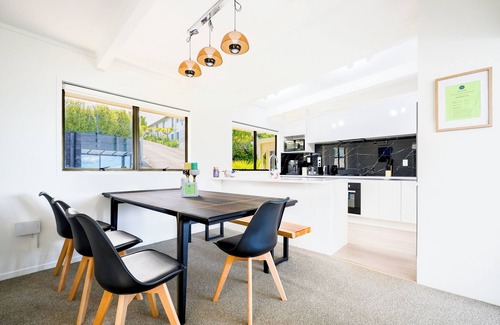 Bucklands Beach Casa | Stunning Waterfront Villa in Bucklands Beach