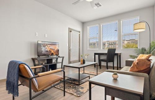 Glendale Sports and Entertainment District Apartamento | Stunning Westgate CozySuites by stadium w pool 7