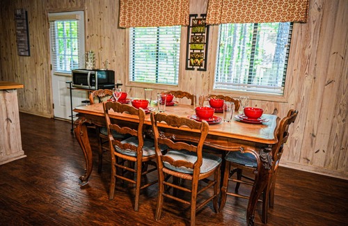 Pine Mountain Chalet De Esquí | Stunning wooded view Chalet near our salt water pool!