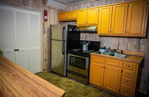 Pine Mountain Chalet De Esquí | Stunning wooded view Chalet near our salt water pool!