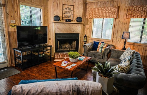Pine Mountain Chalet De Esquí | Stunning wooded view Chalet near our salt water pool!