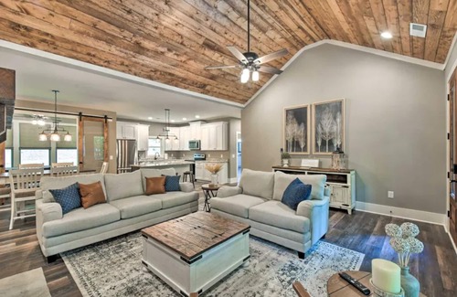 Ellijay Cabina | Stunning Woodsy Retreat w/ Hot Tub + Firepit Near Vineyards/Orchards/Downtown