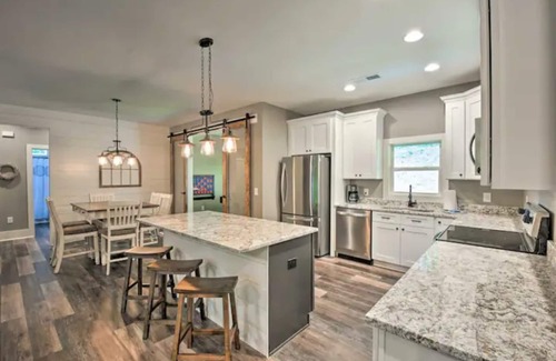 Ellijay Cabina | Stunning Woodsy Retreat w/ Hot Tub + Firepit Near Vineyards/Orchards/Downtown