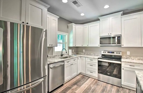 Ellijay Cabina | Stunning Woodsy Retreat w/ Hot Tub + Firepit Near Vineyards/Orchards/Downtown