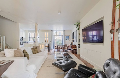 Vassall Casa | Stunningly Curated 2BD House in Gated Mews