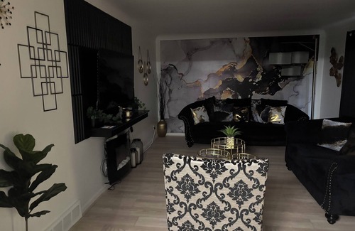 Warren Casa | Stunting Sunburst Peaceful Palace Spacious 5-bedroom house in Center Line, MI.