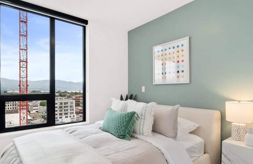 Cultural District Apartamento | Style and Luxury Stunning Downtown Kelowna Suite