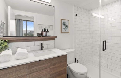 Cultural District Apartamento | Style and Luxury Stunning Downtown Kelowna Suite