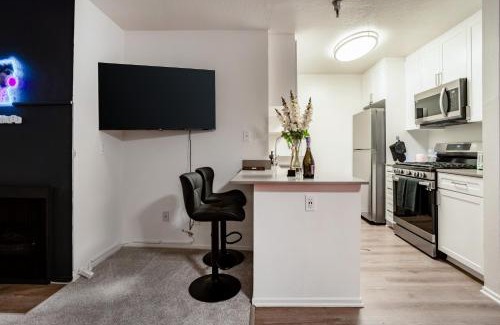 Los Feliz Apartamento | Style, Peace, Comfort in N Hollywood Next to Burbank Free Indoor Parking and Wifi
