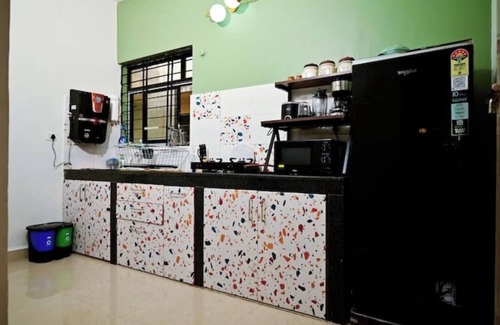 Benaulim Cama Y Desayuno | Styled midcentury apartment with huge terrace. 5 minute walk to the beach!