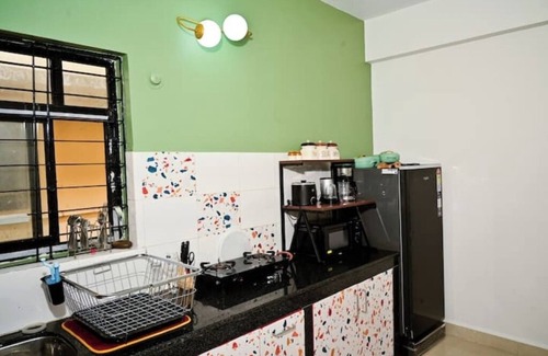 Benaulim Cama Y Desayuno | Styled midcentury apartment with huge terrace. 5 minute walk to the beach!