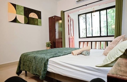 Benaulim Cama Y Desayuno | Styled midcentury apartment with huge terrace. 5 minute walk to the beach!