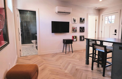 Whittier Apartamento | Stylilsh guesthouse with parking. Located near Rino Art District and City Park.