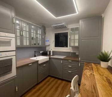 Gersthofen Apartamento | Stylisches Apartment mit Dachterrasse und Whirlpool