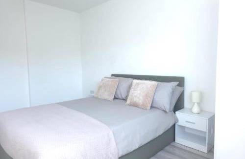 Tea Green Apartamento | Stylish 1 Bed Apt 4 Min to Airport WiFi & Parking