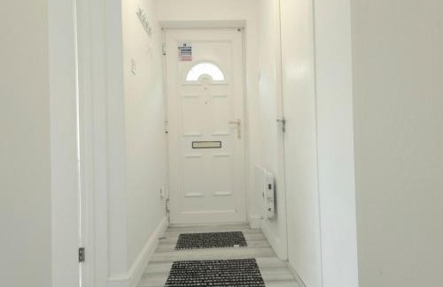 Tea Green Apartamento | Stylish 1 Bed Apt 4 Min to Airport WiFi & Parking